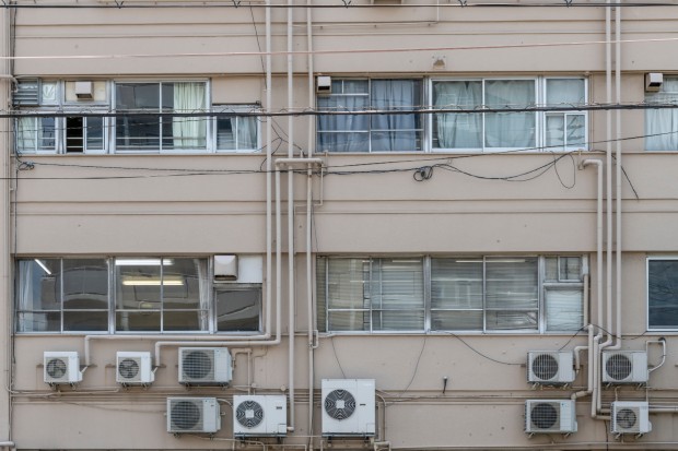 Façade envahie de climatiseurs - source : unsplash