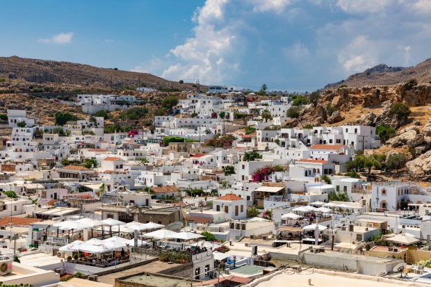 En Grèce, les villages blancs permettent de réduire les températures. Source : unsplash