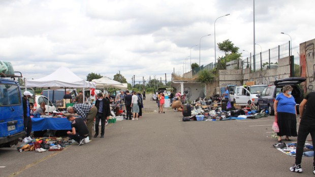 Biffins et brocanteurs sur le marché aux puces - Delphine Pousse