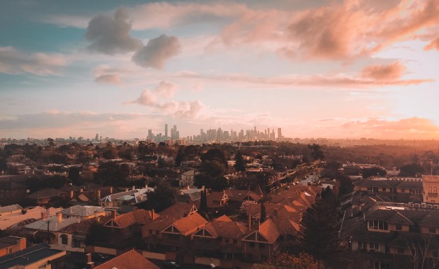 Paysage de Melbourne de sa périphérie urbaine ©️Pat Whelen via Unsplash