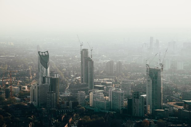 Le smog : une des conséquences néfastes des grandes villes - Source : @watcharlie via unsplash