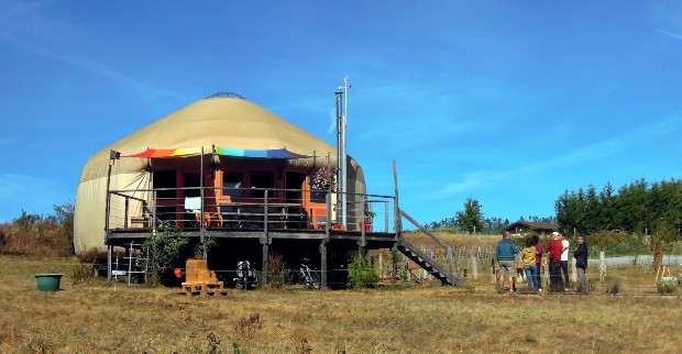 Dans l'Aveyron, Anne-Sophie Bobey et Olivier Dauch, gérants de la société La Maison voyageuse, sont spécialisés dans la construction de yourtes - Éditions alternatives