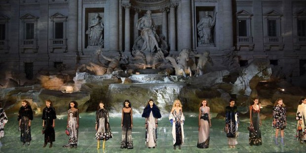 Après avoir financé la rénovation du monument, la marque Fendi organise un défile dans la Fontaine de Trevi - Fendi