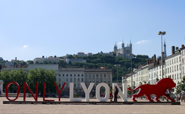 Exemple de la marque OnlyLyon dont le logo a pris place au cœur de la métropole lyonnaise, place Bellecour. Source - wikipedia