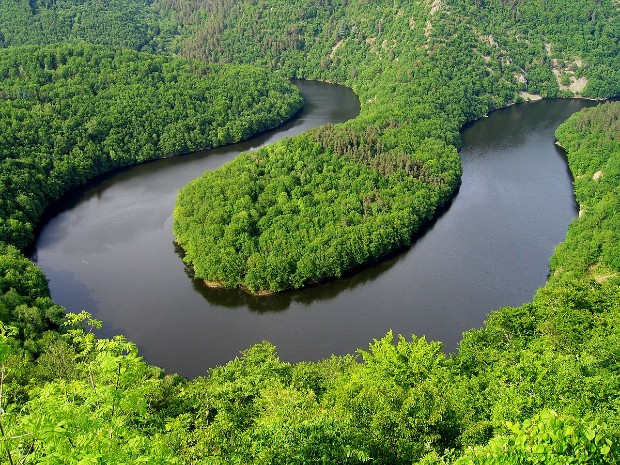 Photo 3 : Paysage auvergnat : Le méandre de Queuille ©️ via Ecosia