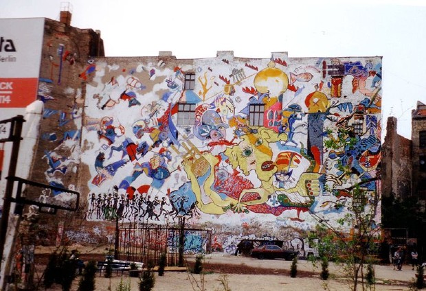 Graffiti sur le mur arrière du Tacheles, un des plus squats artistiques berlinois les plus emblématiques, en 1995 - Wikipédia/Traumrune