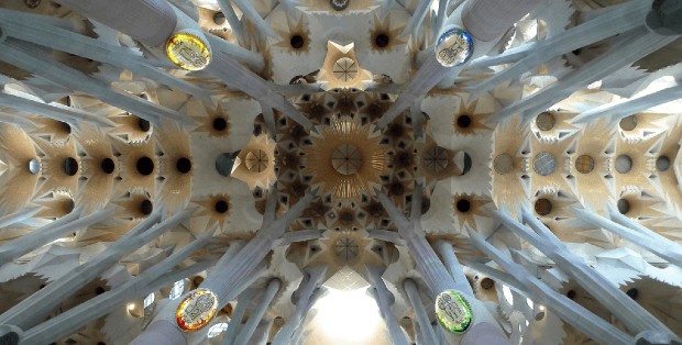 Les piliers de la Sagrada Familia sont directement inspirés des arbres. (photo Romanboed, Pxhere)