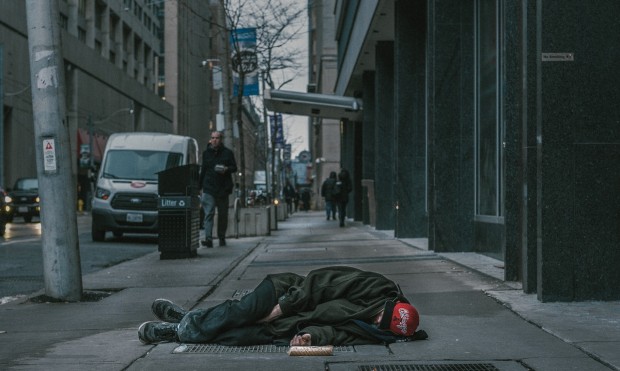 Homme dormant dans la rue - Pexel
