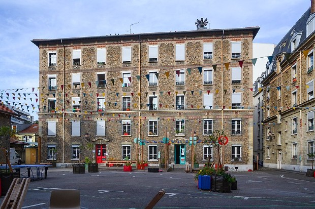 Centre d'hébergement d'urgence Les Cinq Toits à Paris - Jeanne Menjoulet/Wikipédia