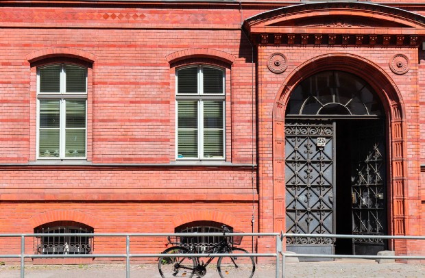 Hall d’immeuble berlinois ©️ Marie Bellando-Mitjans via Unsplash
