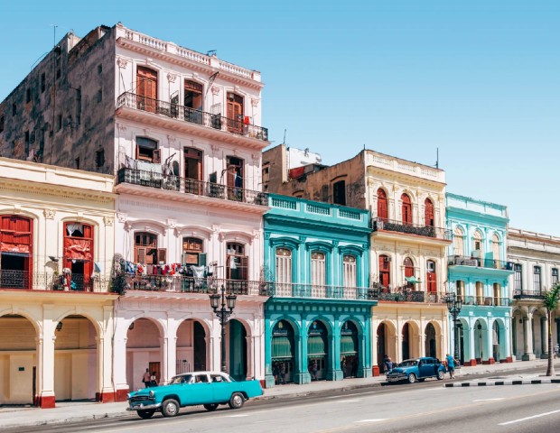 Des pieds d’immeuble à Cuba ©️ Spencer Everett via Unsplash