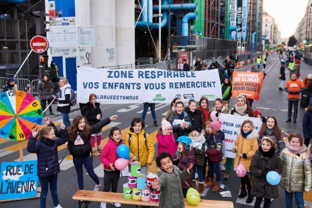 Action contre la pollution de l’air du groupe local de Paris, La Rue Est A Nous, Janvier 2020, devant une école de Paris ©️ Clément Duquenne