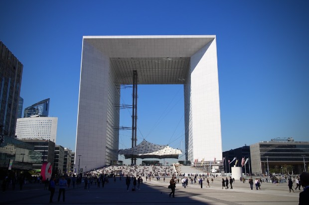 Esplanade de la défense - Source : @slestrat via unsplash