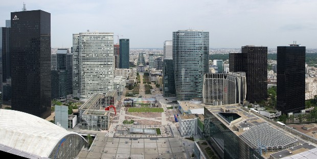 La dalle vue depuis le sommet de l’arche de La Défense. Source : Jean-Christophe BENOIST via wikipédia