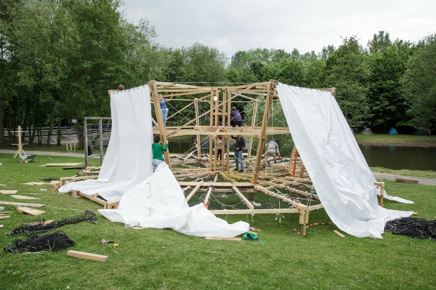 Photo 3 : 10e édition du festival Bellastock – Play Mobile à Tremblay-en- France, en mai 2015, où 1000 étudiants ont construit et habité une ville éphémère nomade. Source : Bellastock via flickr