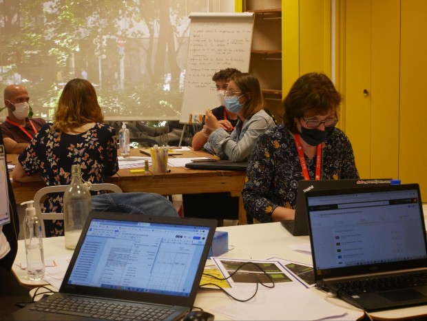 Échanges lors d’un Datathon Déchets, deux journées d’innovation collaborative et multipartenaires, où divers acteurs se sont questionnés sur le potentiel de la donnée numérique sur les enjeux des déchets. source : Association Tubà