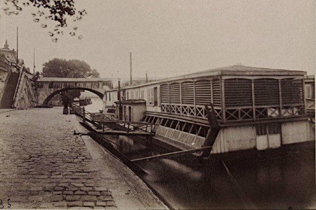 Bateau lavoir vers le Pont Royal en 1911 - Eugène Atget/BnF