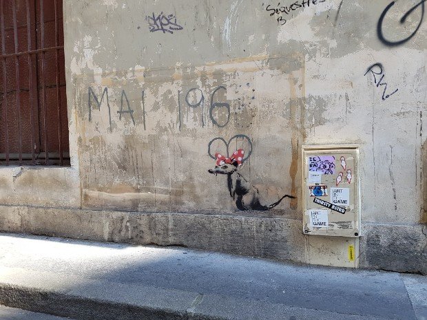 Quand d'autres street-artists sont poursuivis en justice, le graffiti "Le Rat" attribué à Banksy et situé rue Maître-Albert, a été recouvert un temps par un plexiglass pour le protéger - Streep