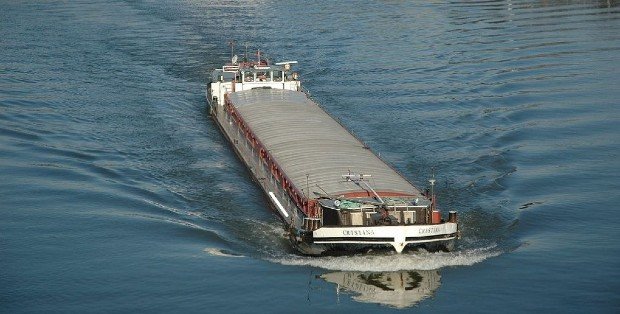 Une péniche sur le Danube en Autriche - photo Otto Normalverbraucher sur Wikipedia