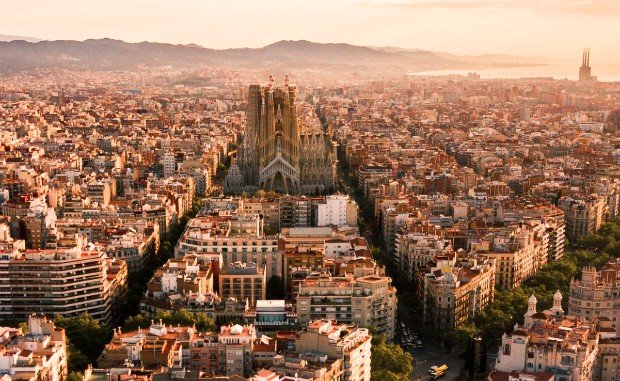 Barcelone avec un voile de pollution atmosphérique © Alfons Taekema via Unsplash