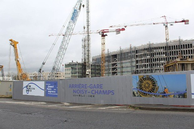 la construction de gare du Grand Paris Express de Noisy-Champ vient transformer le paysage urbain du quartier ©Chabe01 sur Wikipédia