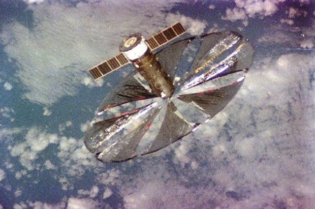 Le satellite russe Znamia-2 mis en orbite en 1993 a traversé l'Europe le temps d'une nuit