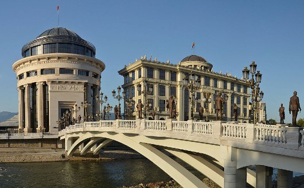 Le pont de l'Art (qui compte 29 statues) et en fond, le bâtiment de la police financière et le ministère des affaires étrangères. Les trois ont été construits après 2010 - Wikipédia