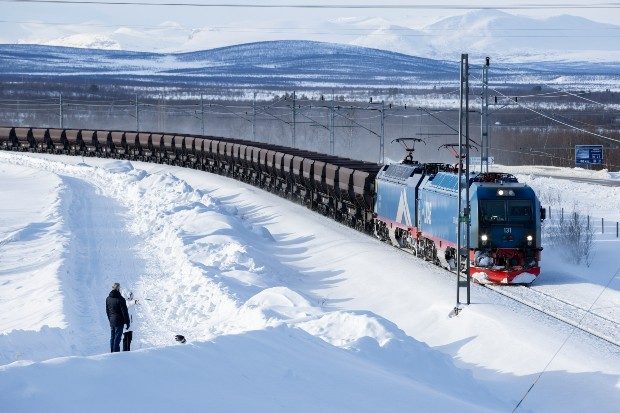 Le train de la mine et ses 68 wagons remplis de minerai - ArkDes/Iwan Baan