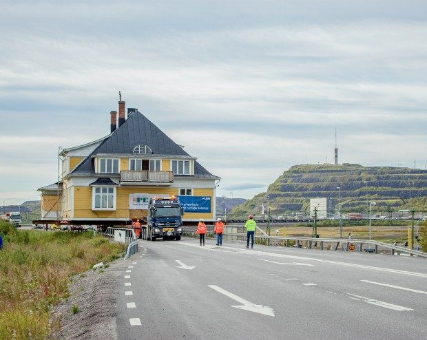 Déménagement d'une maison par convoi à Kiruna en 2017 - ArkDes/Jessica Nildén