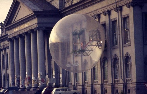 Pour l'exposition Documenta 5 à Kassel en 1972, le collectif d'architectes Haus Rucker Co invente une bulle amarrée à la façade, comme une extension du musée Fredericianum - Ortner Ortner