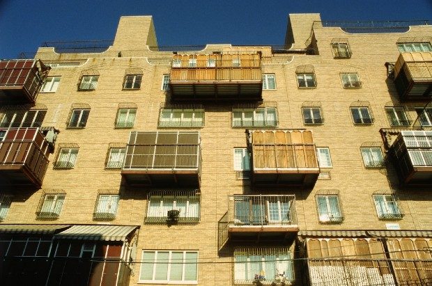 Pendant la fête juive de Souccot, les habitants installent des cabanes sur leur balcon à Williamsburg (New York) - Alexander Rabb