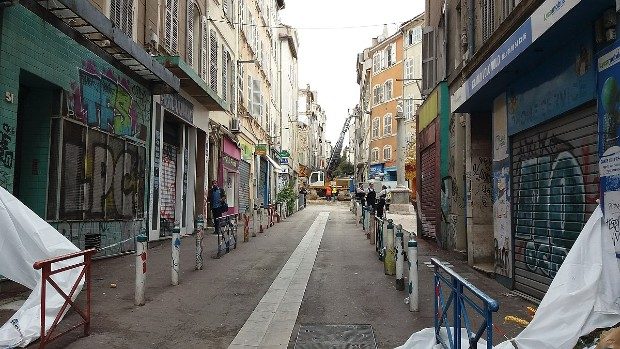 La rue d’Aubagne, après l’effondrement de deux immeubles en novembre 2018 ©Georges Seguin via Wikipedia