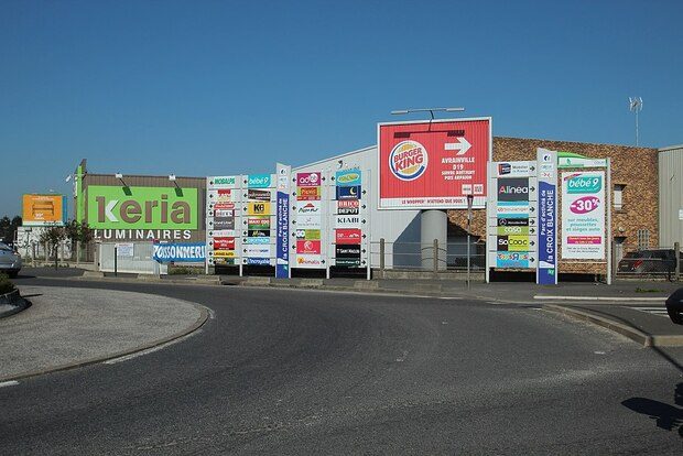 Rond point d'une zone commerciale - Lionel Allorge/Wikipédia