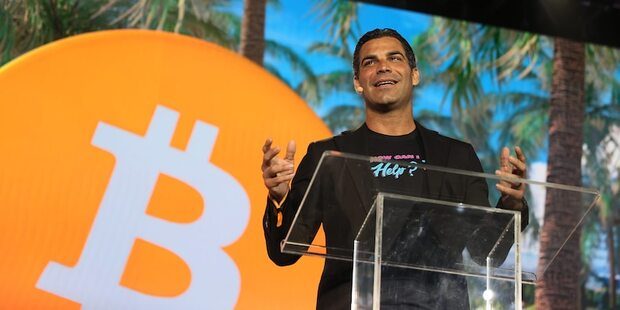 Le maire de Miami, Francis Suarez, prend la parole lors de la convention Bitcoin 2021 à Miami © Joe Raedle/Getty Images