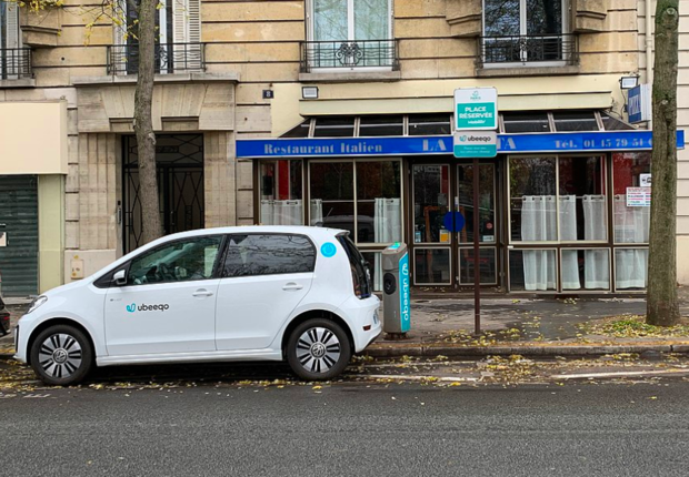 Station Mobilib' de recharge de véhicules électriques gérée par Ubeeqo © Wikipédia