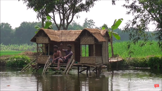 Cabane construite au bord de l'eau © AroundMeBD/YouTube