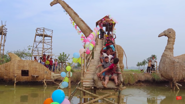 Le parc aquatique construit pour les enfants © AroundMeBD/YouTube