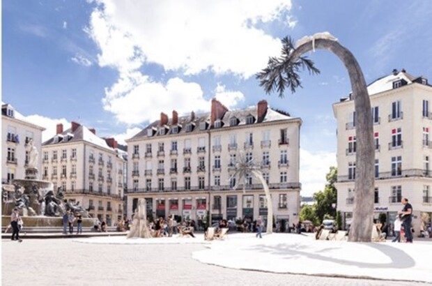 Une installation inspirante : "La terre où les arbres rêvent" par Laurent Pernot sur la place Royale à Nantes. © Laurent Pernot/ Voyage à Nantes