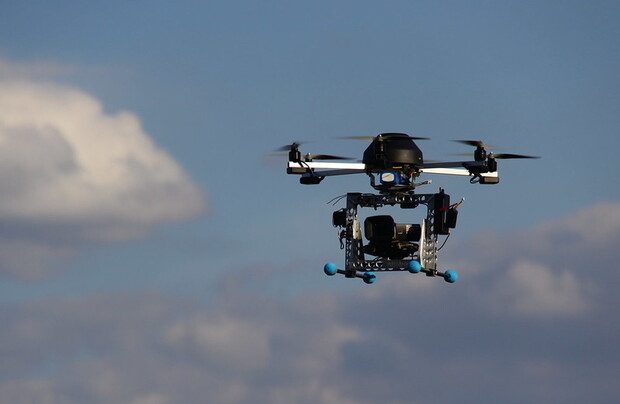 Un drone équipé d'une caméra dans le ciel de Paris © ChrisGoldNY/Flickr