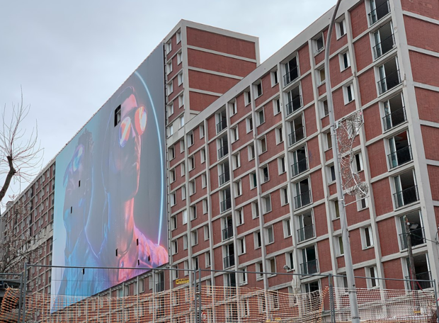 Couverture de l’album “Deux frères” du groupe PNL étendue sur une façade de l’immeuble Gagarine © Wikipédia