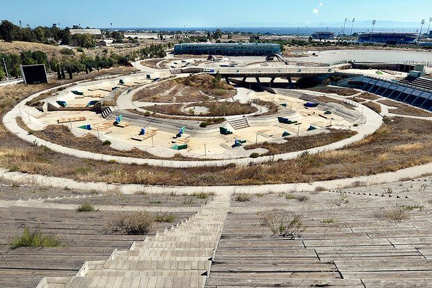 Le centre olympique de canoë-kayak construit pour les JO d'Athènes en 2004, désormais à l'abandon