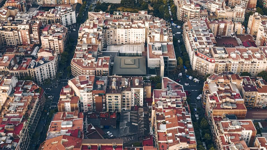vue aérienne de Barcelone et de son urbanisme atypique ©Alexey Kissamarov sur Pexels