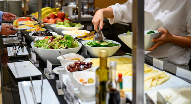 Chaque année, des milliers de tonnes de déchets alimentaires proviennent des cantines et restaurants d’entreprise © Imagesines sur Getty Images 