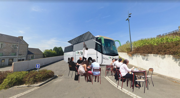 le bus modulable Cogligne se transforme ici en bar