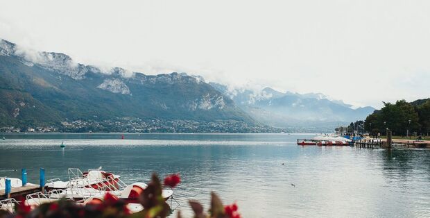 À Annecy, l’eau du lac permet de rafraîchir les bâtiments - crédit : Olena Ivanova via Getty Images