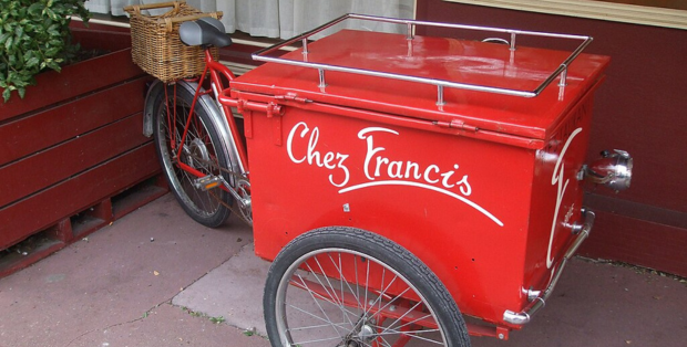 Il existe même des commerces ambulants à vélo comme ce “triporteur” du restaurant Chez Francis à Brive la Gaillarde ©Wikimedia Commons