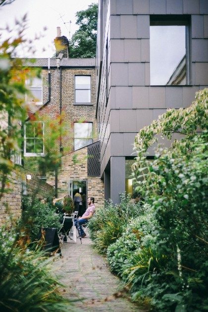 Certaines maisons anglaises ont un backyard où se rafraîchir - Unsplash 