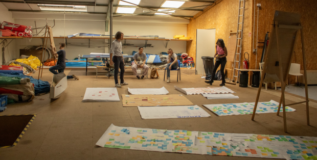 Échange entre les étudiants de L’École de design Nantes Atlantique pour représenter les thématiques mobilité, numérique, réemploi et alimentation sur une seule carte (Base Explore) © Paul Blanc-Nourrisseau