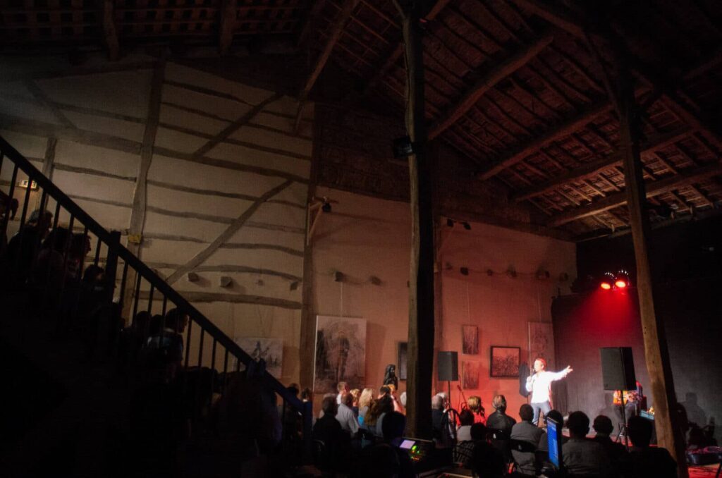 Spectacle dans la grange à son à Evres-en-Argonne, Meuse. Crédit photo : Les voyages de Mat