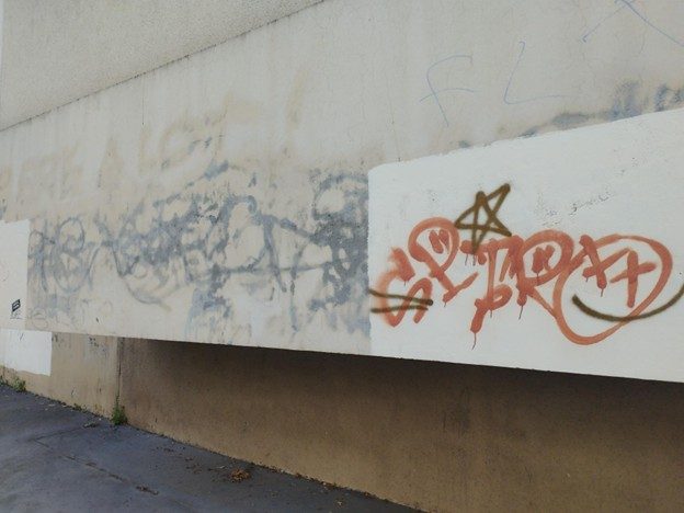 Un mur portant les traces de multiples techniques de détagage. Crédit photo : CT.